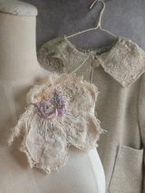 リボン刺繍とフランスアンティークビーズのコサージュ