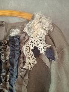Detaile1: フリルリネンアンティークレースブローチブラウス