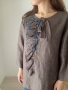 Detaile1: アシンメトリーフリルリネンブラウス