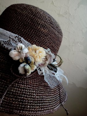 画像2: シルク染花のラフィア クロッシェ コサージュ付き