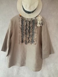 フリルリネンアンティークレースブローチブラウス
