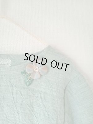 画像1: クローバーの刺繍コサージュリネンブラウス★限定品