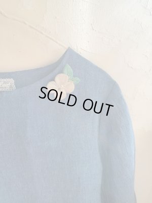 画像1: クローバーの刺繍コサージュリネンブラウス★限定品