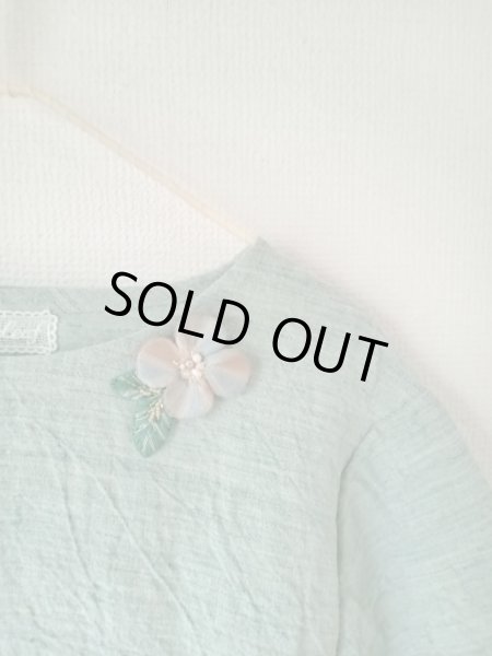 画像1: クローバーの刺繍コサージュリネンブラウス★限定品 (1)